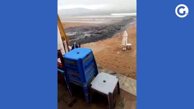 Moradores flagram esgoto sendo despejado em praia de Guarapari