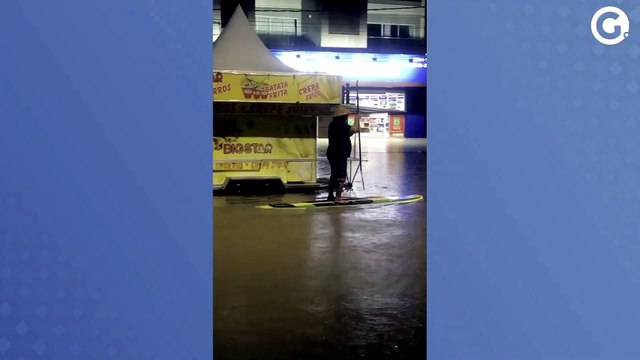 Chuva forte alaga ruas e transforma vias em rio em Guriri, São Mateus