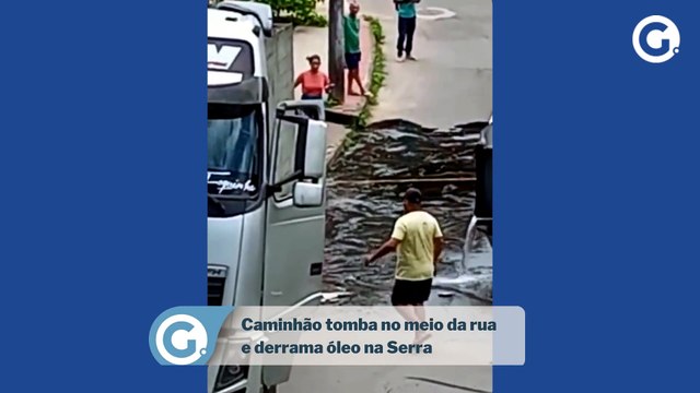 Caminhão carregado de óleo tomba no meio da rua na Serra