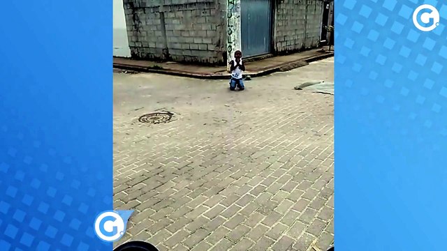 Garotinho ora de joelhos e pede por mais segurança em bairro de Linhares