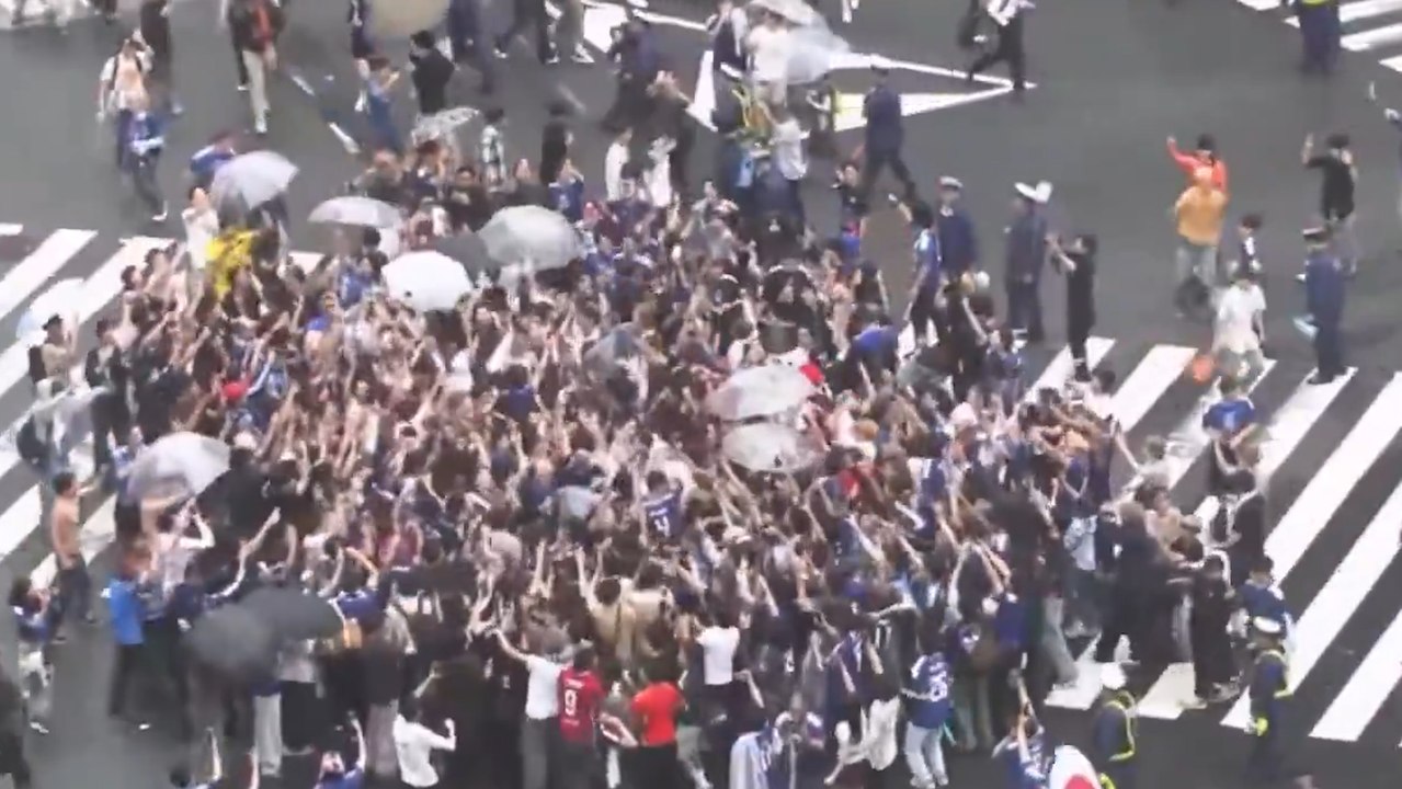 Erst bei Grün wird gestürmt: Japan-Fans feiern für 40 Sekunden auf Kreuzung