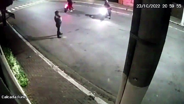 Motociclista reage a roubo, pega arma de suspeito e atira contra ele em SP