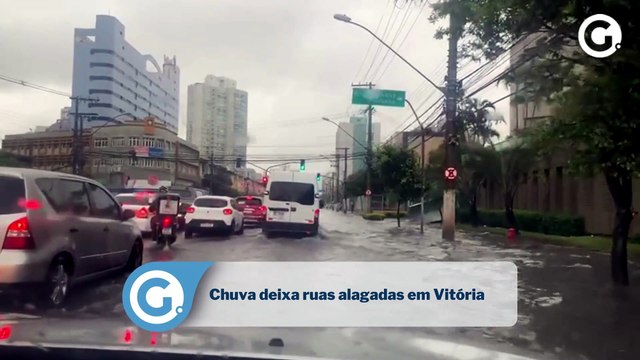 Chuva deixa ruas alagadas em Vitória