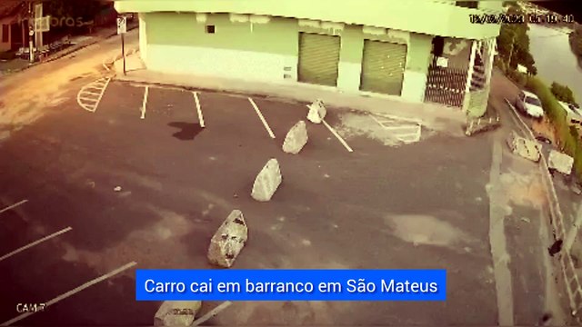 Carro cai em barranco em São Mateus, Norte do ES