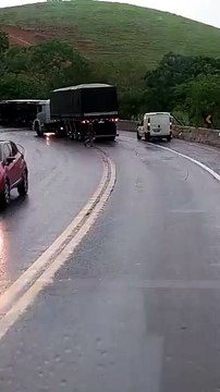 Carreta tomba e deixa uma pessoa ferida na BR 101, em Rio Novo do Sul