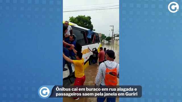 Ônibus cai em buraco em rua alagada e passageiros saem pela janela em Guriri