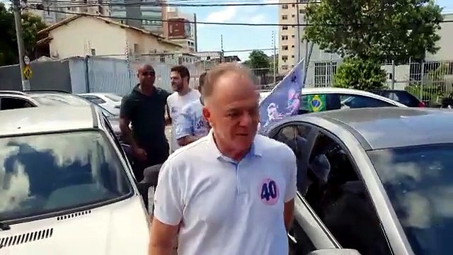 Governador Renato Casagrande chega para votar em escola de Bento Ferreira, Vitória