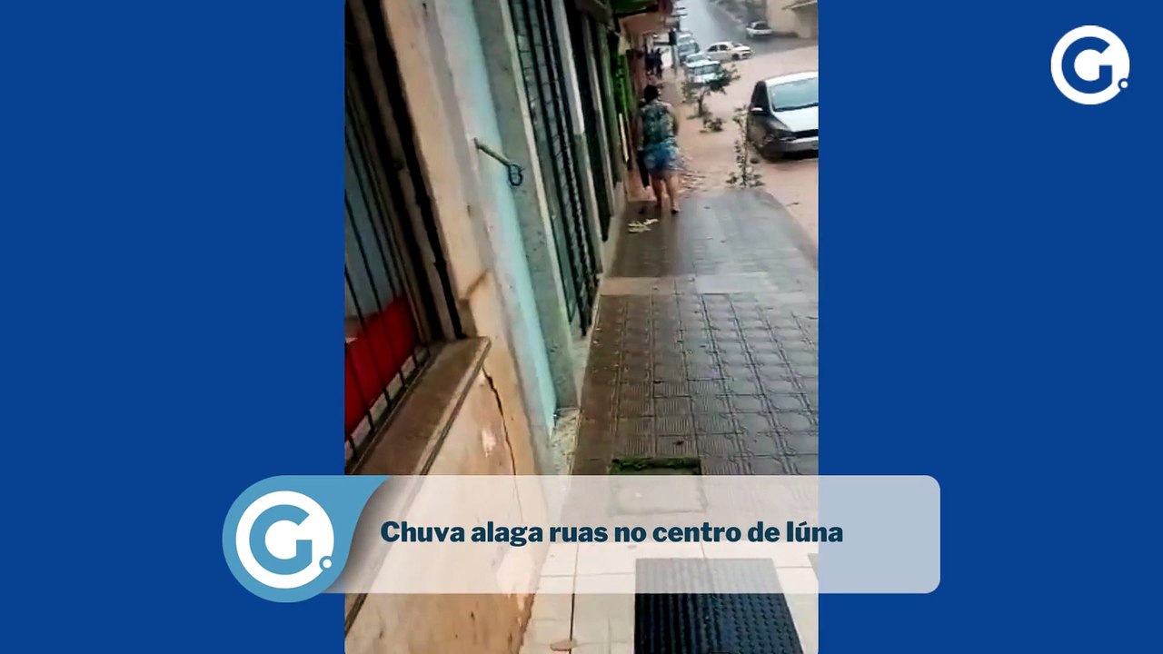 Chuva alaga ruas no centro de Iúna