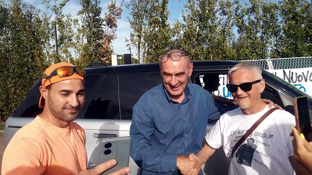 Sarri incontra i tifosi a Zingonia dopo la firma con l'Atalanta