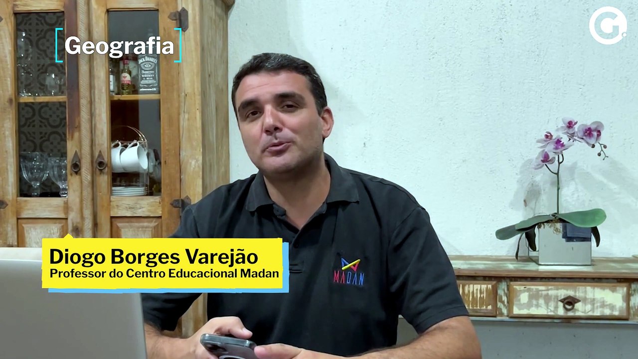 Professor analisa prova de Geografia, no primeiro dia do Enem 2022