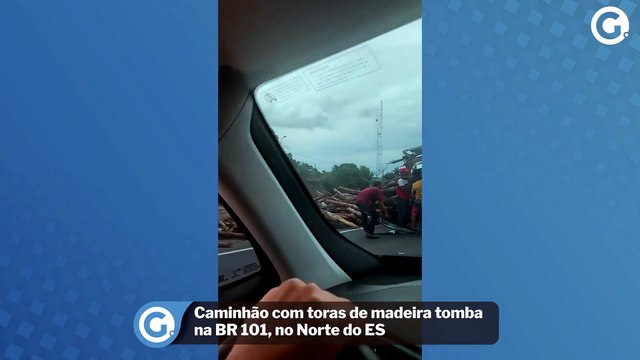 Caminhão com toras de madeira tomba na BR 101, no Norte do ES