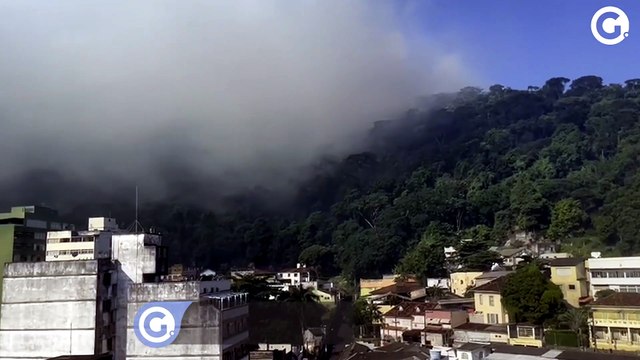 Incêndio atinge vegetação no Morro do Vigia, em Vitória