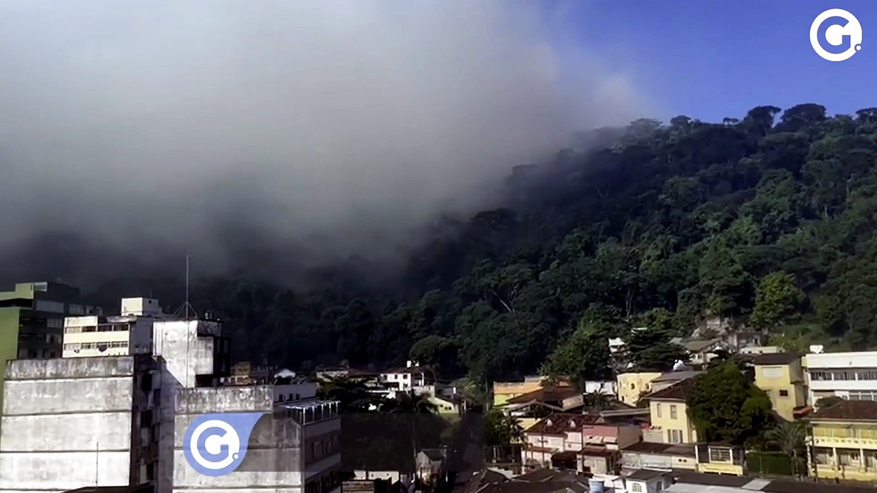 Incêndio atinge vegetação no Morro do Vigia, em...