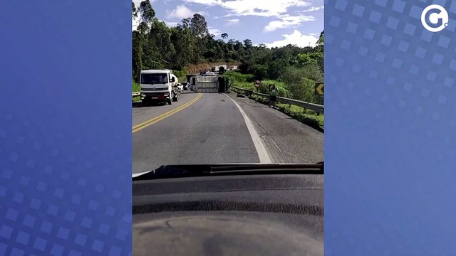 Caminhão tomba e interdita BR 101 em Aracruz