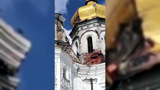 Kiev, Zelensky tra le macerie del monastero colpito: Attacco deliberato di droni russi