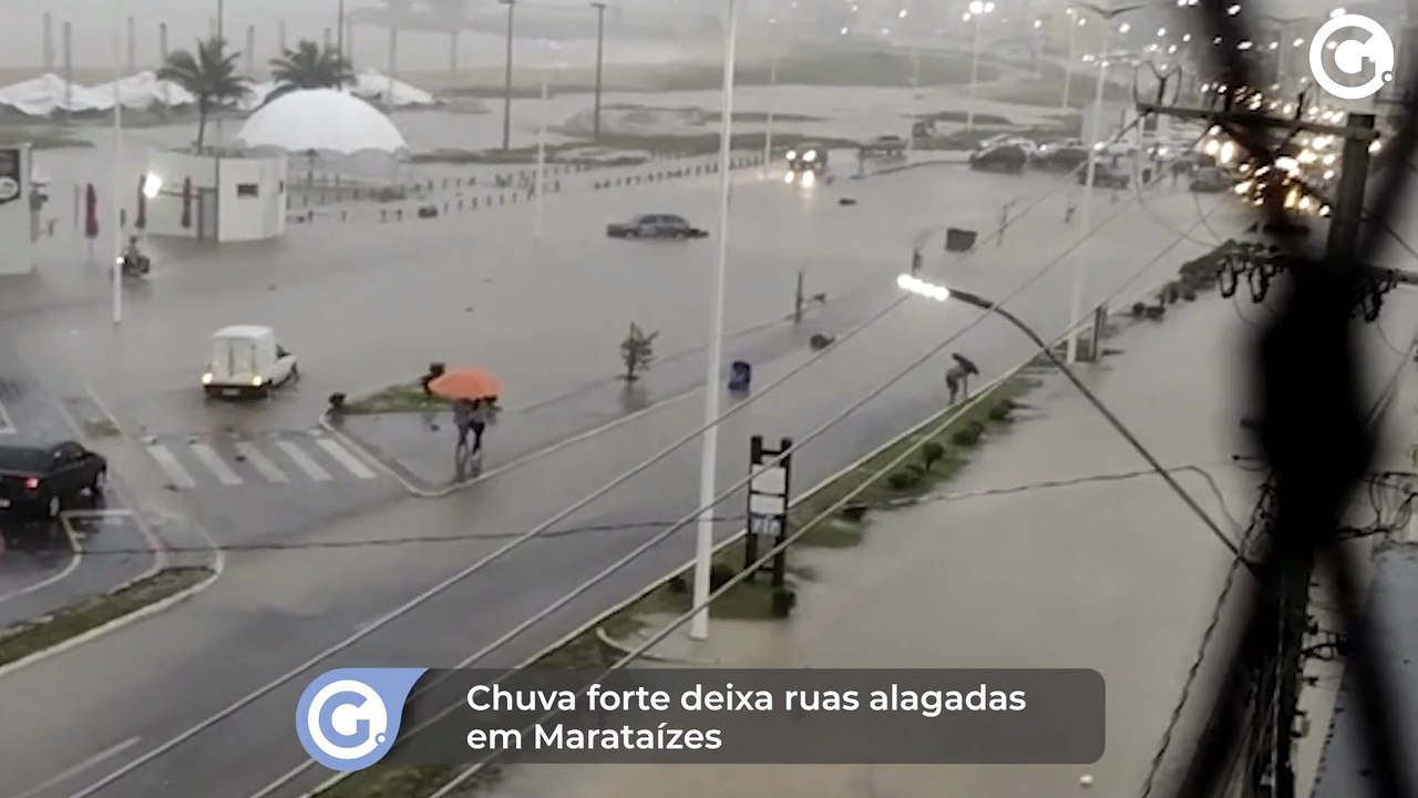 Chuva forte deixa ruas alagadas em Marataízes