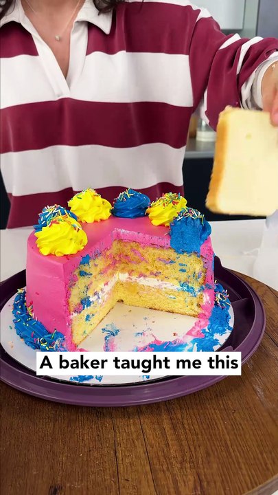 Keep the cake fresh using bread slices