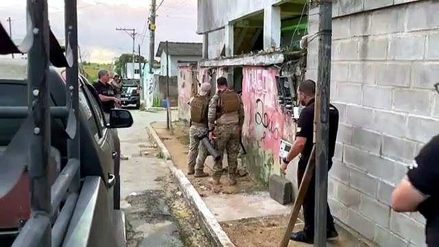 Operação da Polícia Civil cerca dois bairros de Linhares