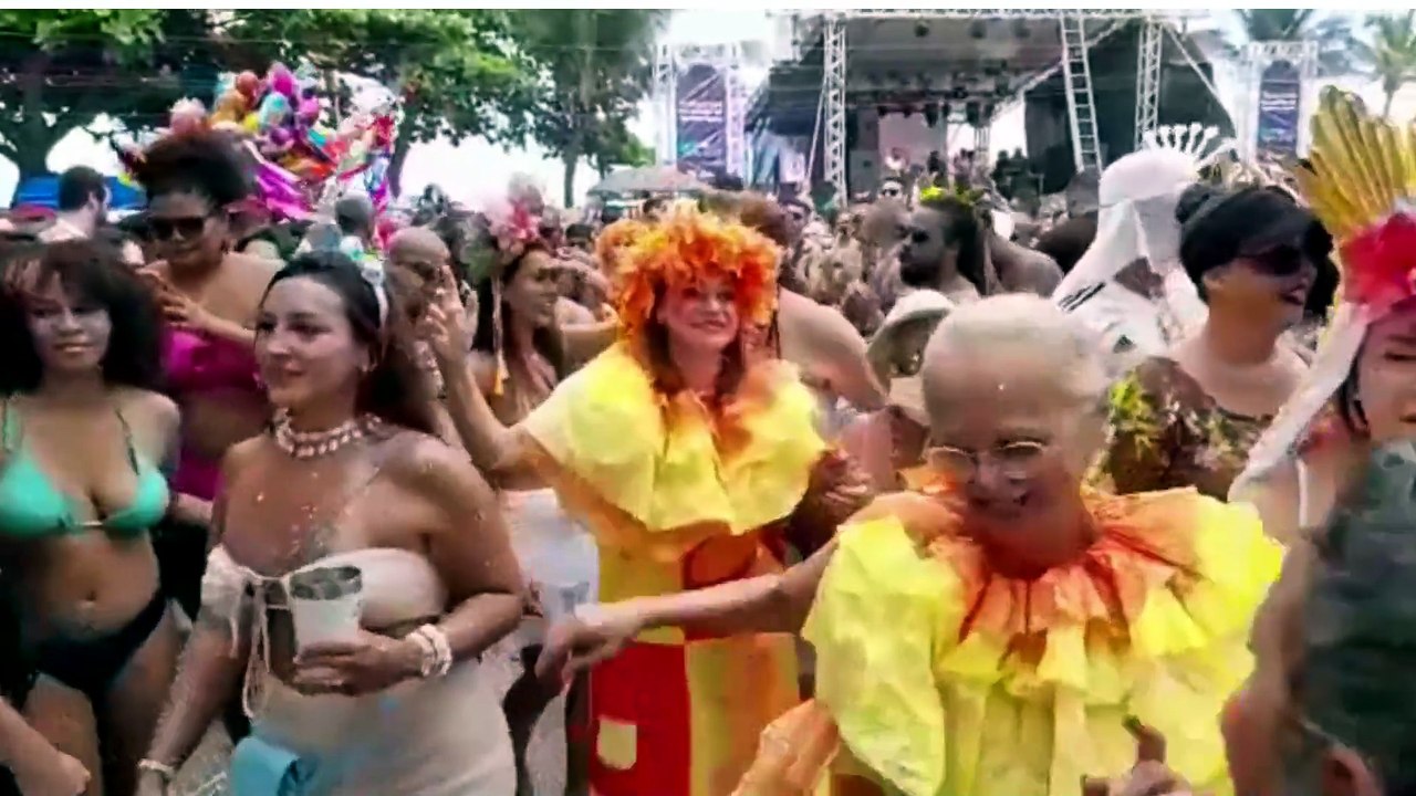 Carnaval: 'Banho de Mar à Fantasia' agita Manguinhos, na Serra