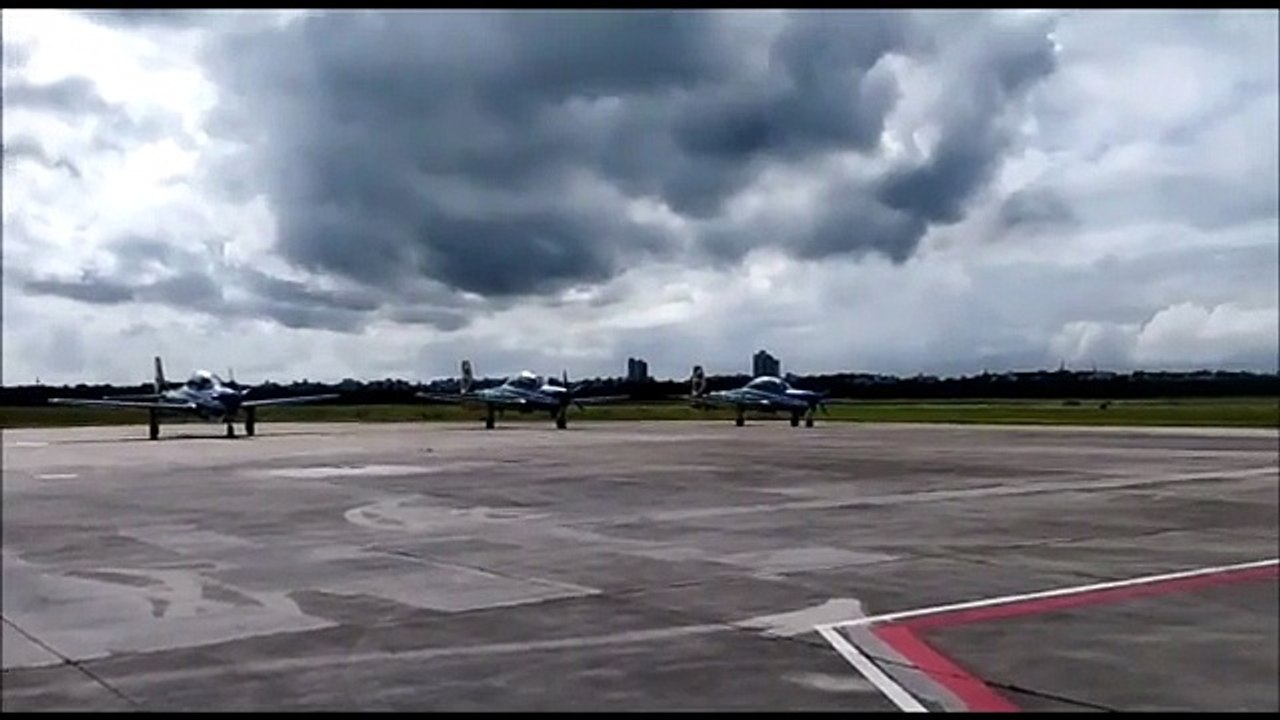 Aviões da Esquadrilha da Fumaça no Aeroporto de Vitória