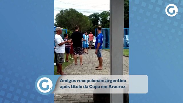 Amigos recepcionam argentino após titulo da Copa em Aracruz