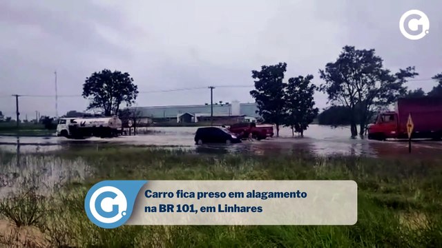 Carro fica preso em alagamento na BR 101, em Linhares