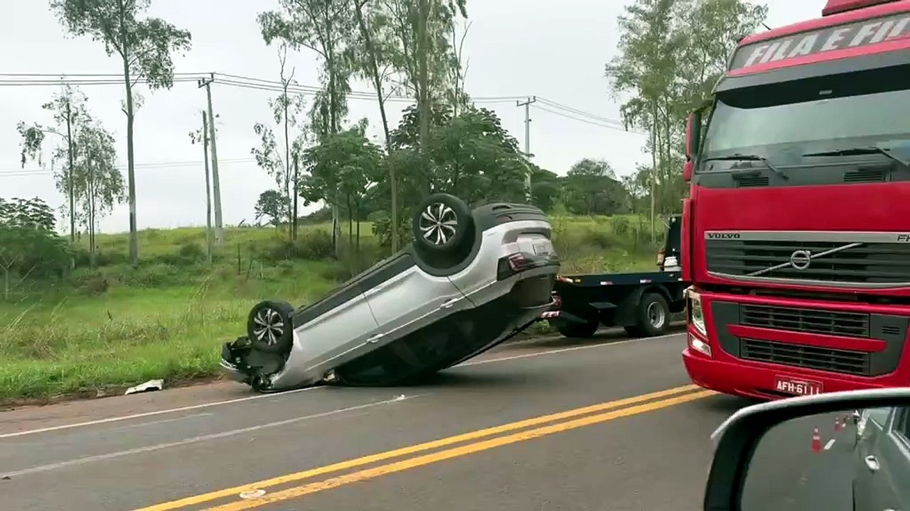 T-Cross capota após bater em Corolla na PR-323 em Umuarama