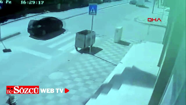 Karşı şeride geçen otomobilin ciple çarpıştığı kaza kamerada: 3 yaralı