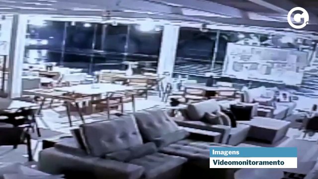 Motorista perde controle de carro e invade loja em Vila Velha