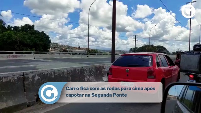 Carro fica com as rodas para cima após capotar na Segunda Ponte
