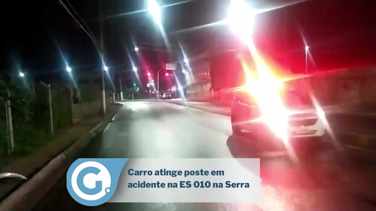 Carro bate em poste e estrutura fica prestes a cair na ES 010 na Serra
