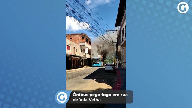 Ônibus pega fogo em rua de Vila Velha