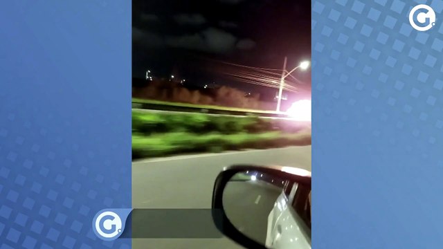 Imagens mostram veículo pegando fogo na Rodovia Darly Santos