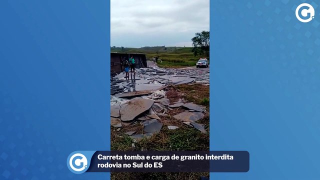 Carreta tomba e carga de granito interdita rodovia no Sul do ES
