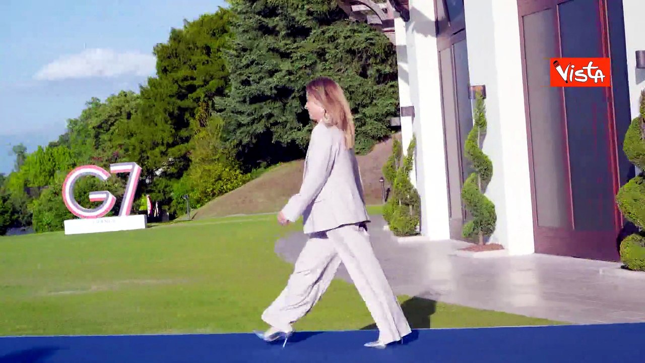 Meloni arriva al G7 Evian, baci sulle guance coi "padroni di casa" Macron e Brigitte