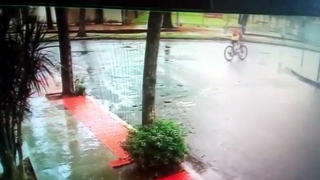 Vídeo mostra momento em que professora tem bicicleta roubada em Jardim da Penha