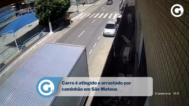 Carro é atingido e arrastado por caminhão em São Mateus