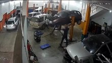 Carro cai de elevador em Santa Catarina