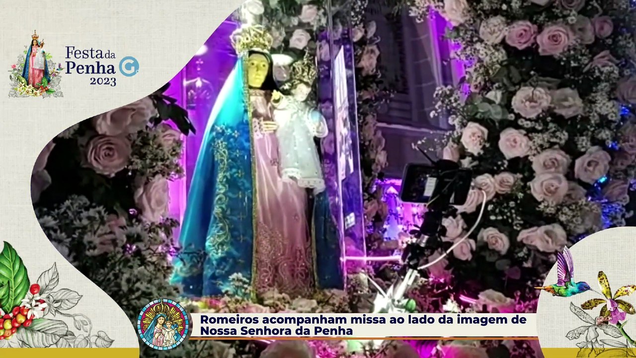 Romeiros acompanham missa ao lado da imagem de Nossa Senhora da Penha