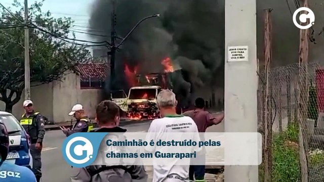 Caminhão é destruído pelas chamas em Guarapari