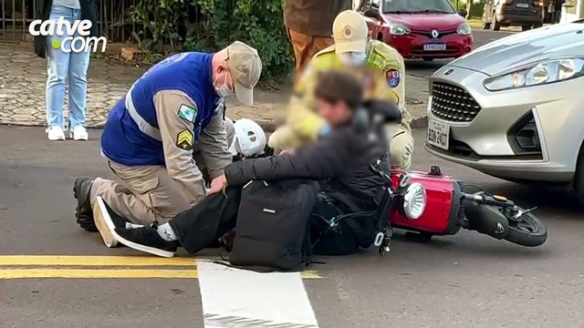 Adolescente fica ferido em acidente entre carro e moto elétrica em Cascavel