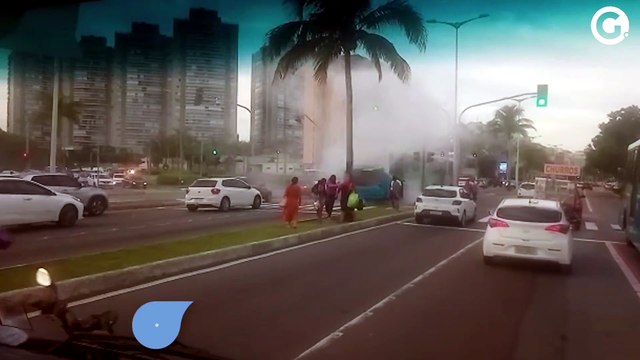 Ônibus do Transcol tem princípio de incêndio na orla de Camburi