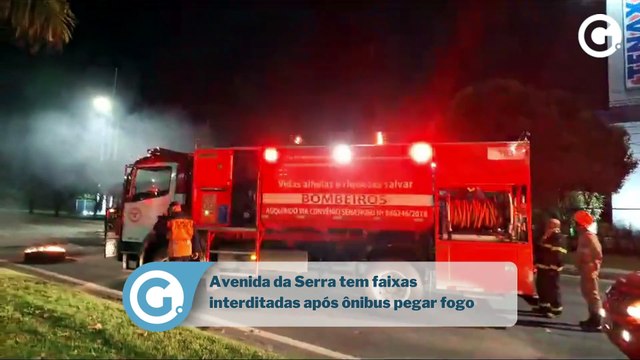 Avenida da Serra tem faixas interditadas após ônibus pegar fogo