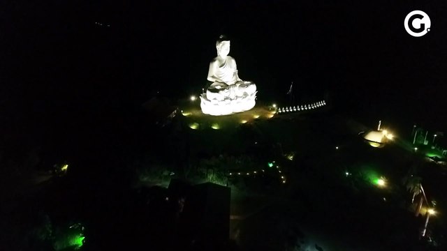 Buda gigante ganha nova iluminação e chama atenção de quem passa na BR 101