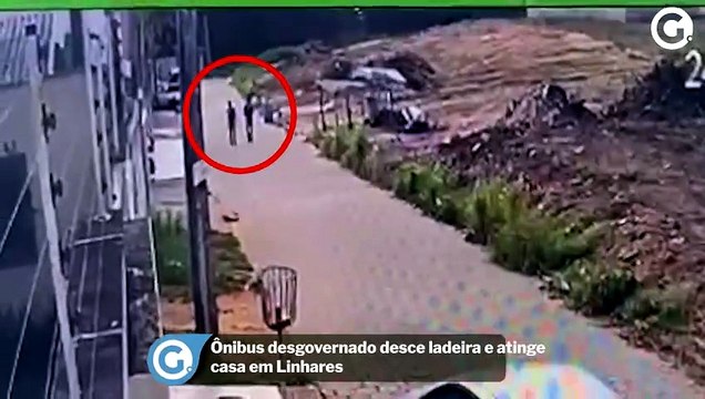 Ônibus desgovernado desce ladeira e atinge casa em Linhares