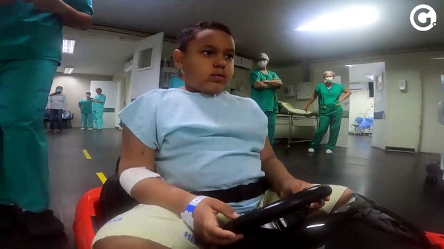Crianças vão de carrinho elétrico para centro cirúrgico no ES