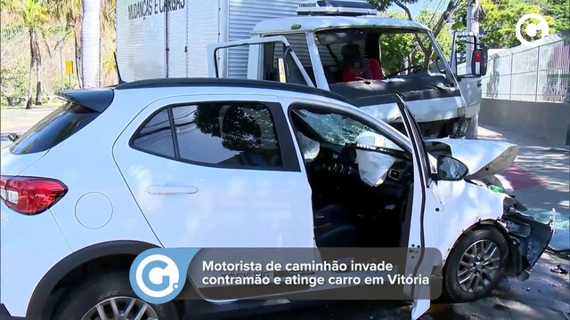 Motorista de caminhão invade contramão e atinge carro em Vitória