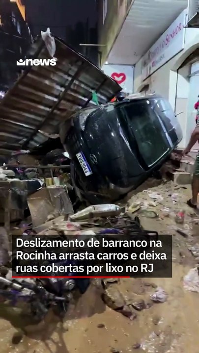 Deslizamento de barranco na Rocinha arrasta carros e deixa ruas cobertas por lixo no RJ