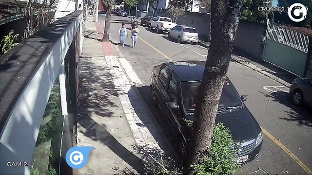 Vídeo mostra assalto no meio da rua e durante o dia em Jardim Camburi