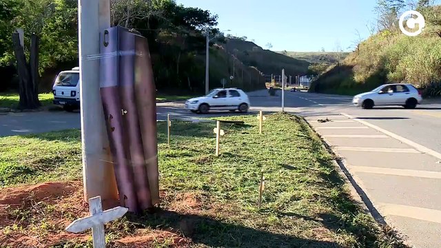 Em protesto contra acidentes, moradores colocam cruzes e caixão em trevo de Colatina